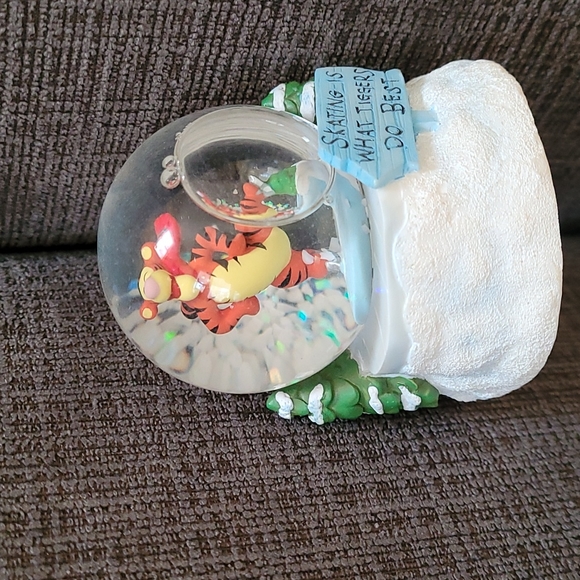 Seasonal Disney Tigger Winnie The Pooh Mini Snow Globes - Picture 2 of 10